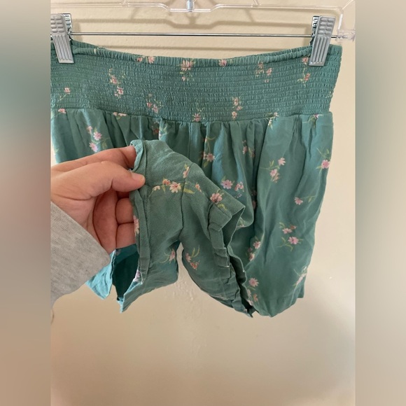 ✨American Eagle Green Floral Smocked Shorts Size S - Picture 3 of 7